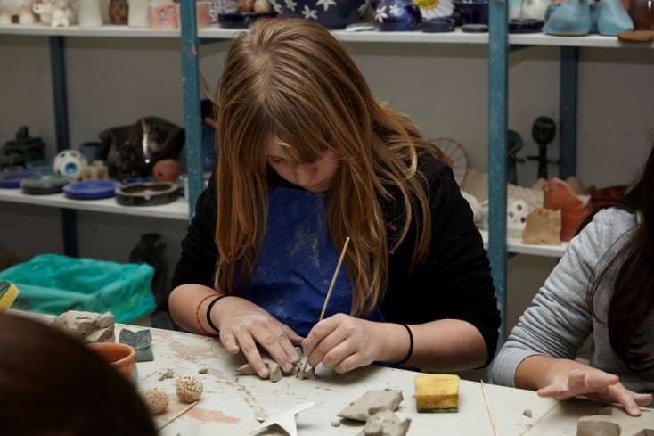 Στιγμιότυπο από εργαστήριο πηλού.