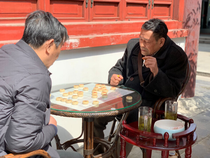 Κινέζοι παίζουν επιτραπέζιο παιχνίδι