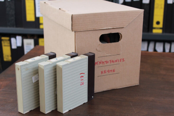 Χάρτινη κούτα και κασέτες πάνω σε τραπέζι