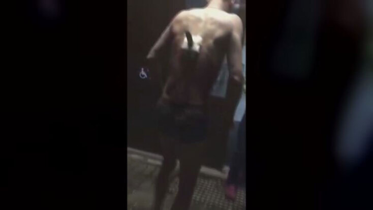 Βγήκε για τσιγάρο με το μαχαίρι στην πλάτη