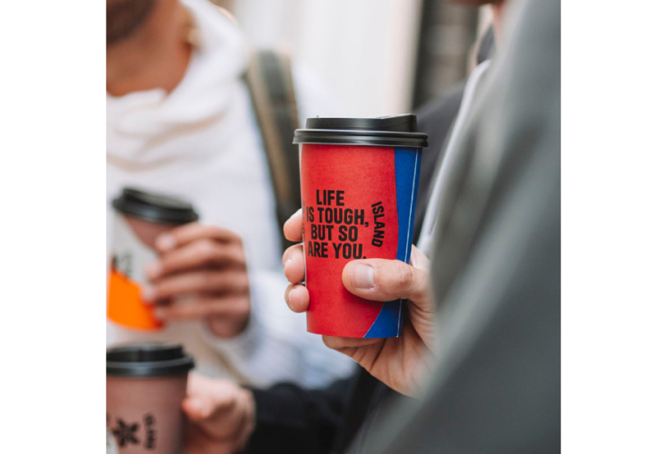 H αλυσίδα καφέ Coffee Island έκλεισε 20 επιτυχημένα χρόνια πορείας και μας επανασυστήθηκε με νέα, ανανεωμένη ταυτότητα.