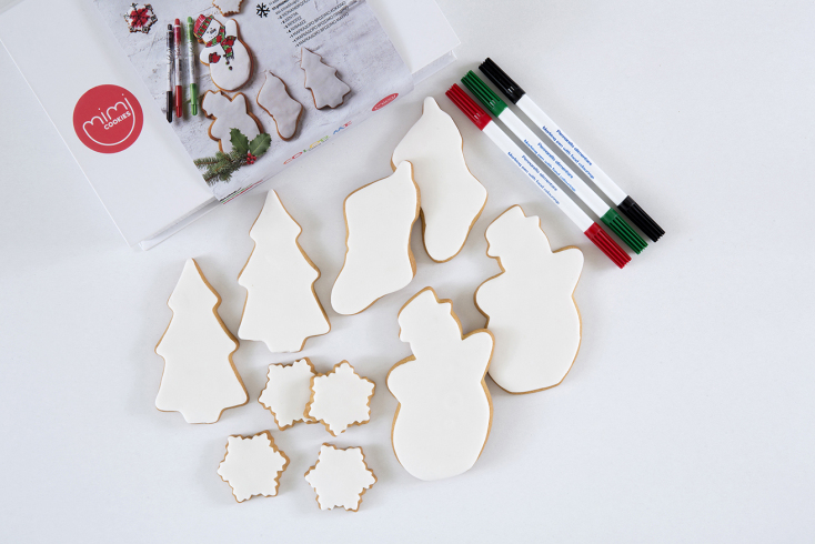 Μπισκότα σε διάφορα σχήματα με λευκό γλάσο και μαρκαδόροι με βρώσιμο χρώμα