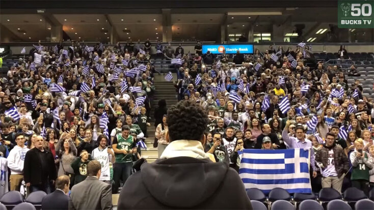 Μετά το τέλος του αγώνα των Μπακς με τους Νετς μια ολόκληρη ελληνική κερκίδα αποθεώνει τον Γιάννη Αντετοκούνμπο, 26/1