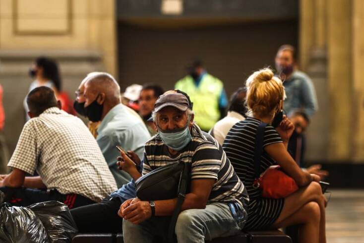 Άνθρωποι με μάσκα κατά της Covid-19 στο Μπουένος Άιρες