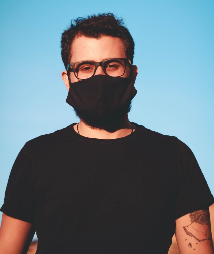 Άντρας με μάσκς