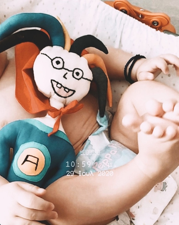 Μωράκι με ζωγραφιά και κουκλάκι