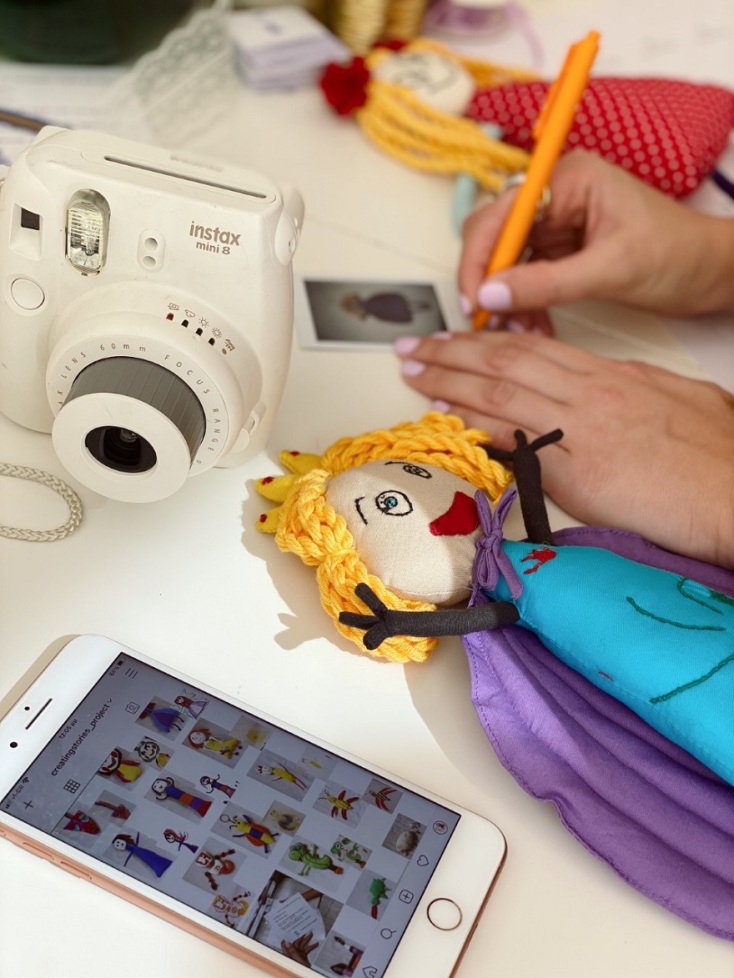 Τραπέζι με κινητό, φωτογραφική μηχανή, κουκλάκια