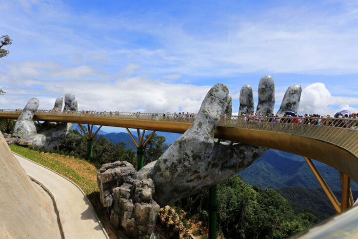 creative-design-giant-hands-bridge-ba-na-hills-vietnam-5b5ec9f647f16_700.jpg