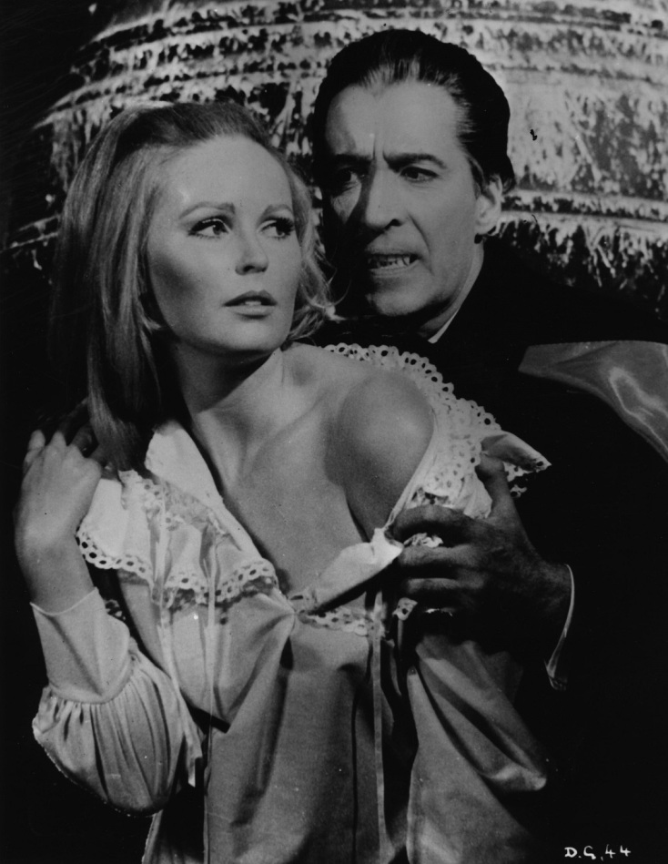 Christopher Lee και Veronica Carlson στο φιλμ 'Dracula Has Risen From The Grave' 