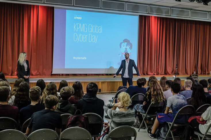 Οι εισηγητές του «Global Cyber Days» Δρ. Θοδωρής Στεργίου, Διευθυντής στο τμήμα Διαχείρισης Τεχνολογικών Κινδύνων της KPMG, και Δήμητρα Παπαχρήστου, Σύμβουλος στο ίδιο τμήμα, δίνουν πολύτιμα μαθήματα σε μαθητές για την κυβερνοασφάλεια. 