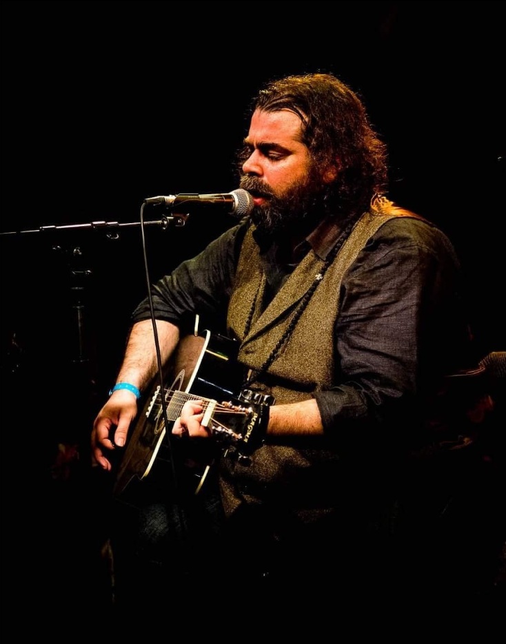 Ο τραγουδιστής Κύριλλος Ρούσσος, γιος του Ντέμη Ρούσσου