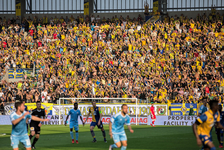 Ο φωτογράφος Ίστβαν Φεκέτε, γυρίζει τα γήπεδα όλου του πλανήτη.