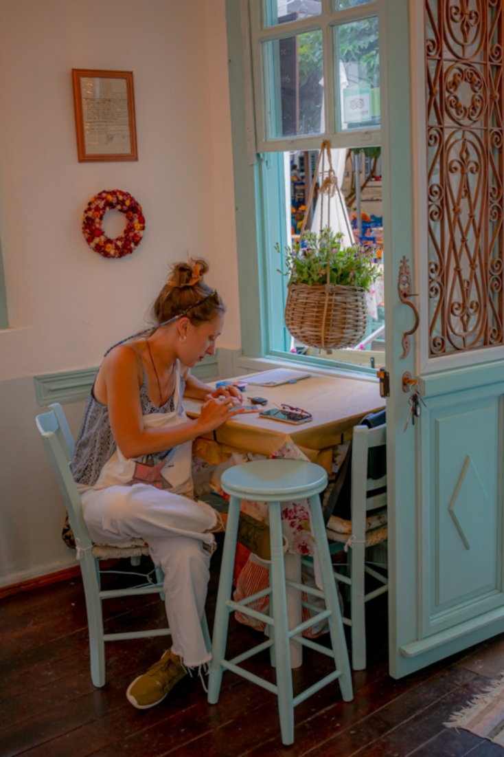 H Δάφνη Ιωαννίδη είναι η κοπέλα που ζυμώνει τα σπέσιαλ ψωμάκια, τις πίτες και μαγειρεύει μαζί με τον Κωνσταντίνο 