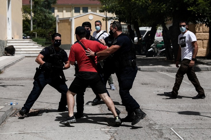 Δολοφονία στη Δάφνη: Έξω από τα δικαστήρια συγγενείς του 31χρονου θύματος