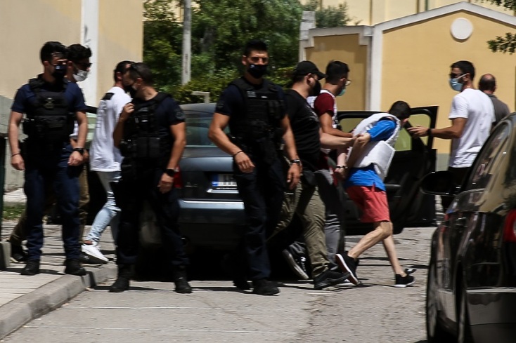 Δολοφονία στη Δάφνη: Έξω από τα δικαστήρια συγγενείς του 31χρονου θύματος 