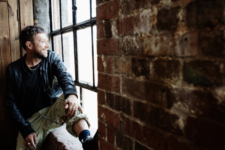 Ο Damon Albarn κοιτάζει τη θέα από το παράθυρο του σπιτιού του