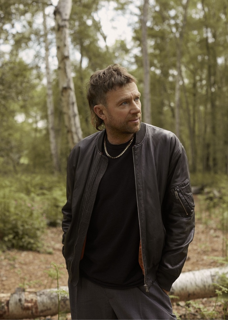 Ο μουσικός Damon Albarn με τα χέρια στις τσέπες σε δάσος