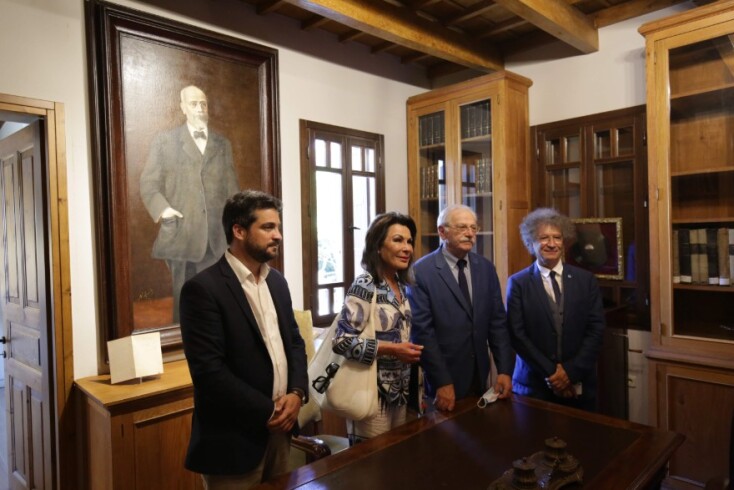 Ξενάγηση της αντιπροσωπείας της Επιτροπής «Ελλάδα 2021» στο Ναυτικό Μουσείο Κρήτης. Δακρίνονται η Πρόεδρος της Επιτροπής «Ελλάδα 2021» Γιάννα Αγγελοπούλου-Δασκαλάκη,  ο Δήμαρχος Χανίων Παναγιώτης Σημανδηράκης, ο Πρόεδρος του Ναυτικού Μουσείου