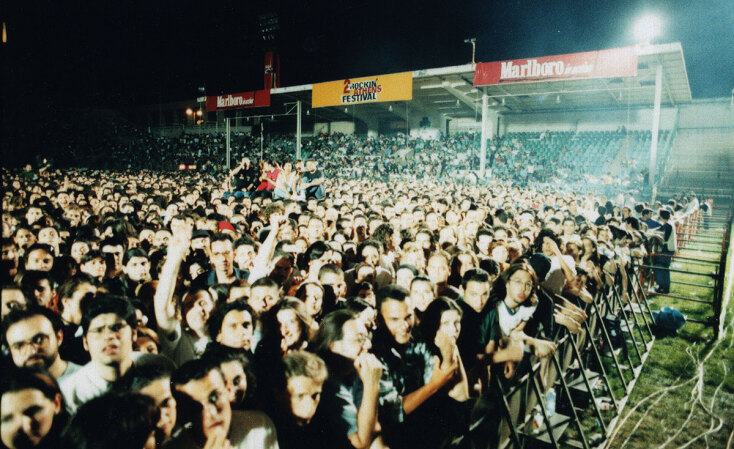 Στιγμιότυπο από τη συναυλία του David Bowie στην Αθήνα, τον Ιούλιο του 1996