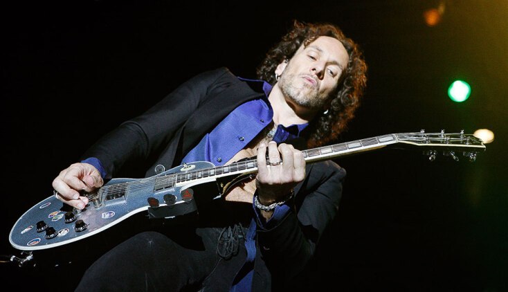 Στιγμιότυπο από τη συναυλία των Def Leppard στον Πειραιά, τον Ιούλιο του 2008