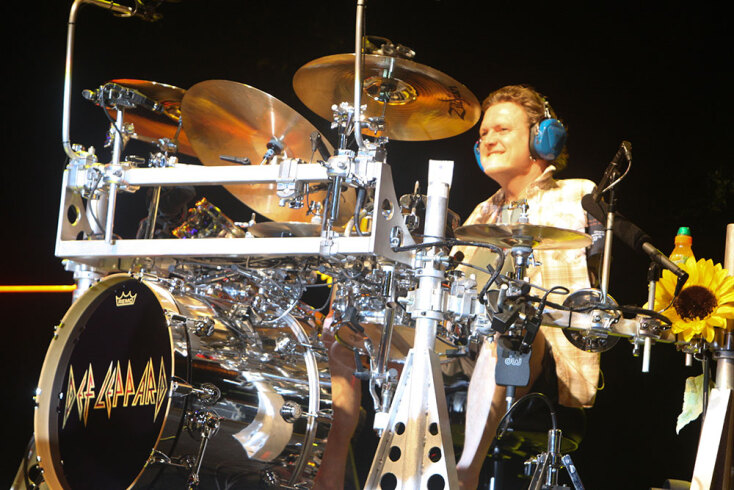 Στιγμιότυπο από τη συναυλία των Def Leppard στον Πειραιά, τον Ιούλιο του 2008