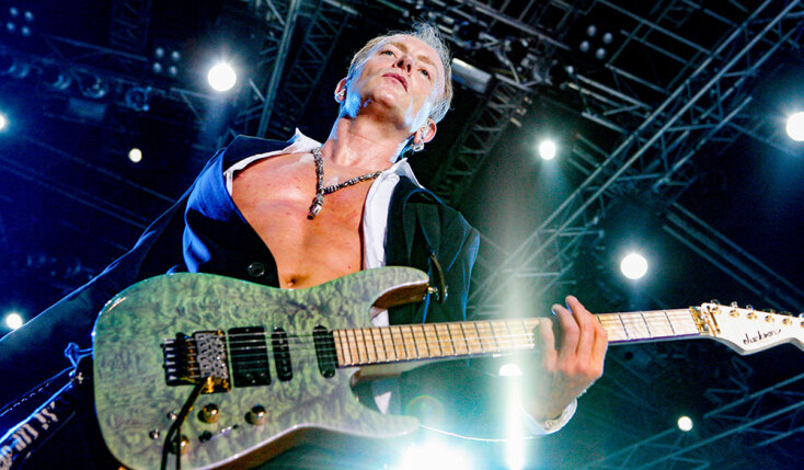 Στιγμιότυπο από τη συναυλία των Def Leppard στον Πειραιά, τον Ιούλιο του 2008