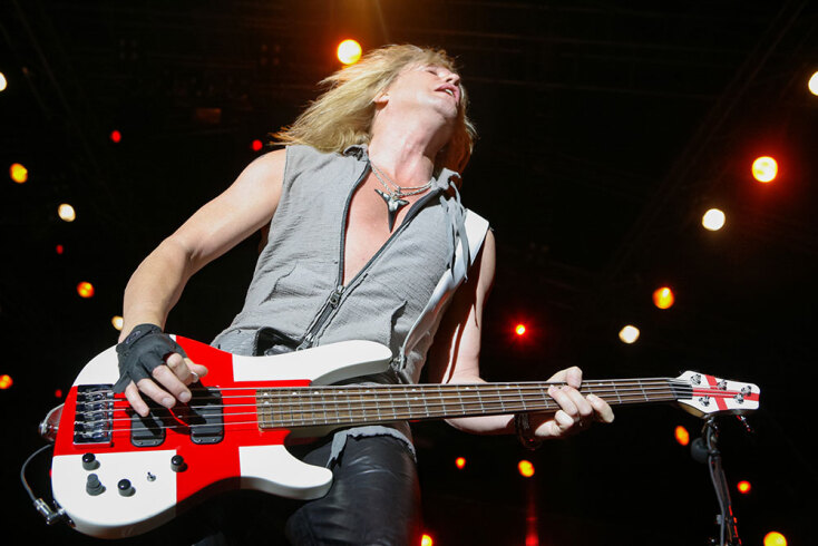 Στιγμιότυπο από τη συναυλία των Def Leppard στον Πειραιά, τον Ιούλιο του 2008