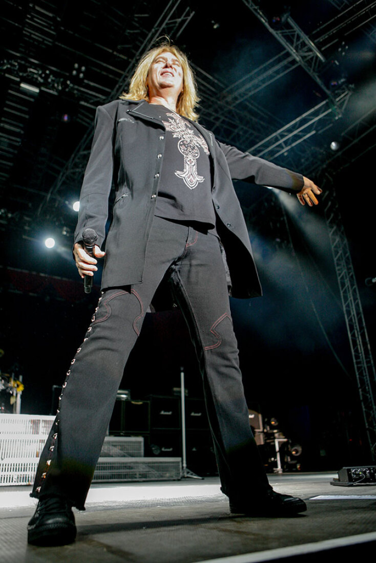 Στιγμιότυπο από τη συναυλία των Def Leppard στον Πειραιά, τον Ιούλιο του 2008