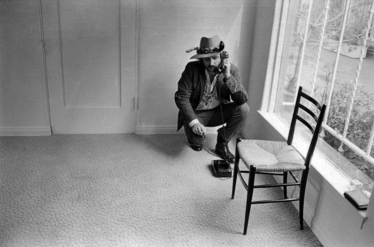 Ο Ντένις Χόπερ μιλά στο τηλέφωνο πριν την έναρξη των γυρισμάτων της ταινίας «Easy Rider», Λος Άντζελες, 1968