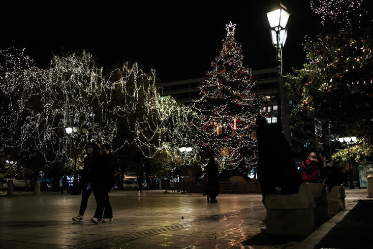 Η φωταγώγηση του χριστουγεννιάτικου δέντρου γέμισε φως την πλατεία Συντάγματος, δίνοντας έναν εορταστικό τόνο εν μέσω lockdown
