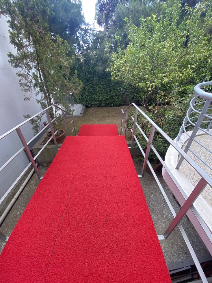 Έξω από την έκθεση «Anti-Structure / Αντι-Δομή»