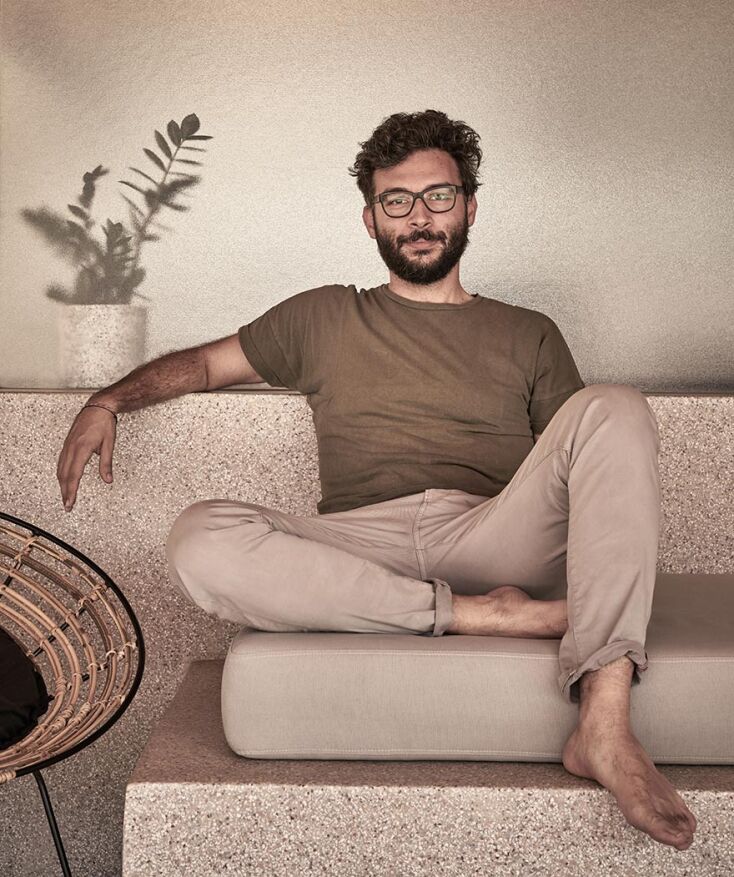 O Νίκος Καραφλός, Dexamenes