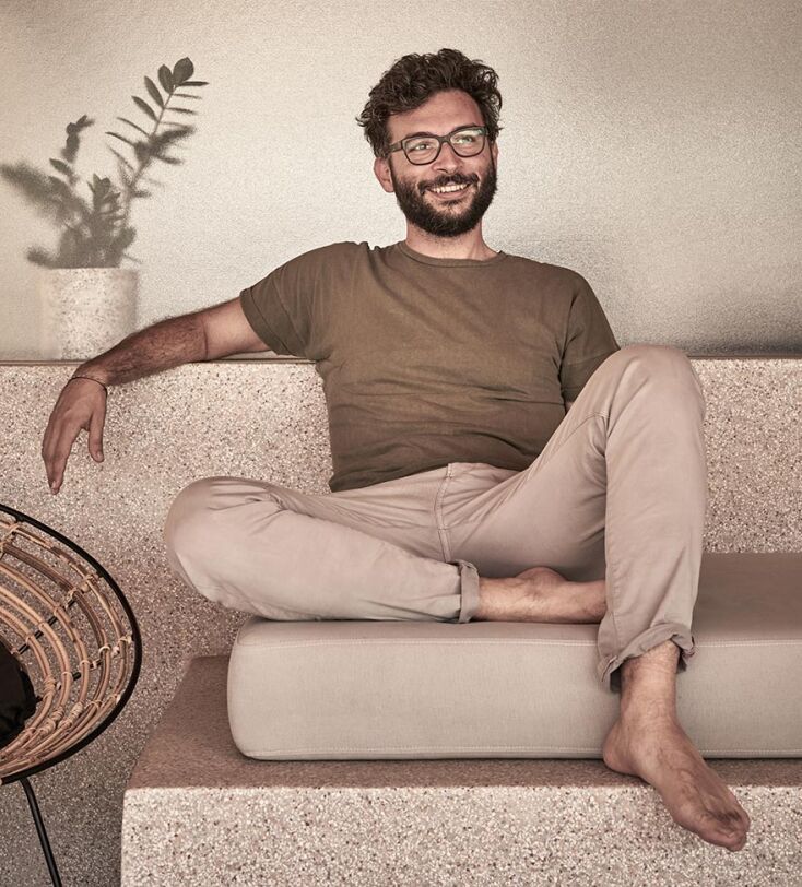 O Νίκος Καραφλός, Dexamenes