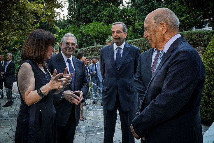 Η ΠτΔ Αικατερίνη Σακελλαροπούλου συνομιλεί με τον Κώστα Σημίτη, τον Αντώνη Σαμαρά και τον Λουκά Παπαδήμο στη δεξίωση του Προεδρικού Μεγάρου για τα 46 χρόνια από την αποκατάτασταση της Δημοκρατίας