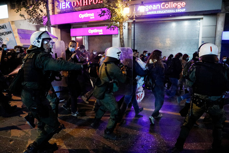 Αστυνομικοί και διαδηλωτές στο κέντρο της Αθήνας σε πορεία για τον θάνατο του 20χρονου Ρομά στην αιματηρή καταδίωξη στο Πέραμα