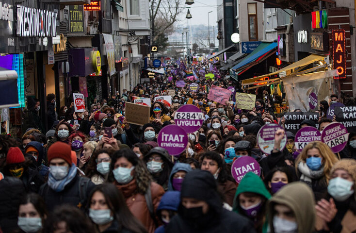 Κωνσταντινούπολη: Ογκώδης διαδήλωση ενάντια στη βία κατά των γυναικών - Η Τουρκία αποσύρεται από τη Σύμβαση, προκαλώντας αντιδράσεις