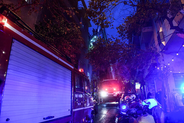 Συναγερμός για τη φωτιά στο Κολωνάκι - Μεγάλη κινητοποίηση από την Πυροσβεστική