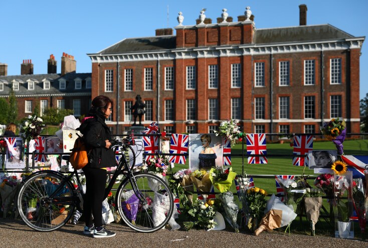Oι Βρετανοί φτάνουν στο παλάτι Κένσιγκτον με λουλούδια και σημειώματα αγάπης © EPA/NEIL HALL