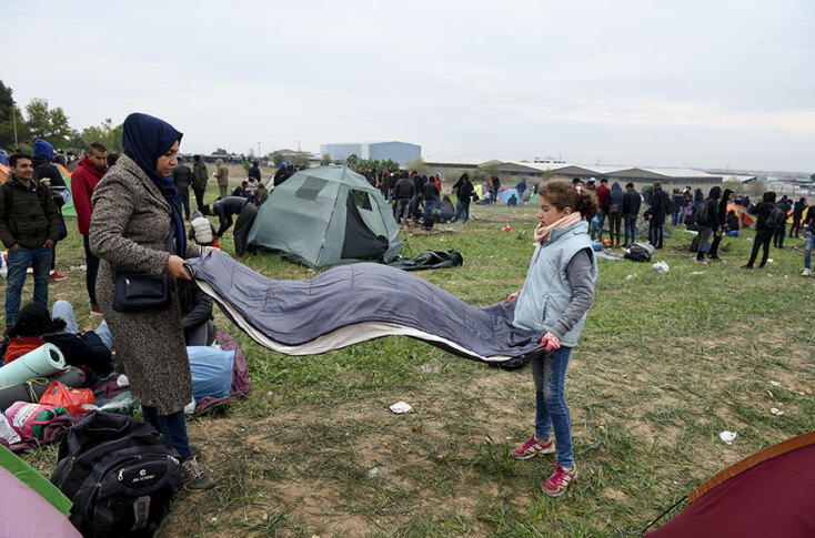 Πρόσφυγες κατασκήνωσαν έξω από το κέντρο φιλοξενίας στα Διαβατά Θεσσαλονίκης