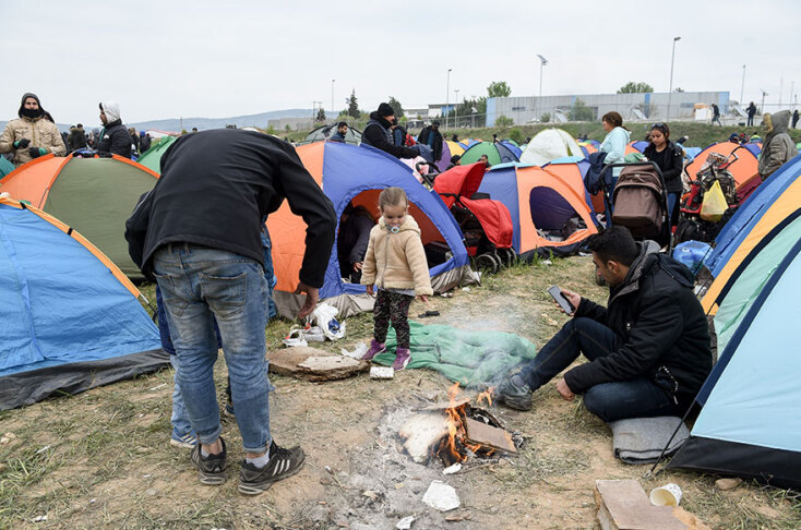Πρόσφυγες κατασκήνωσαν έξω από το κέντρο φιλοξενίας στα Διαβατά Θεσσαλονίκης