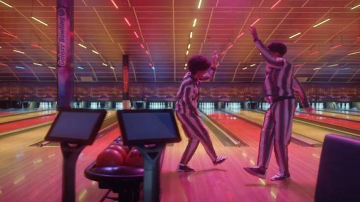 Στιγμιότυπο από το νέο σποτ της Diet Coke υπό τις σκηνοθετικές οδηγίες της Autumn de Wilde