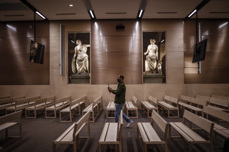 Η ειδικά διαμορφωμένη αίθουσα του δικαστηρίου στο Παρίσι για τη δίκη των κατηγορούμενων Τζιχαντιστών