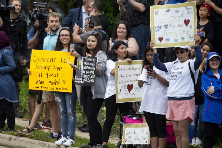 Πλήθος κόσμου έξω κρατά πλακάτ έξω από τη δίκη Τζόνι Ντεπ - Άμπερ Χερντ