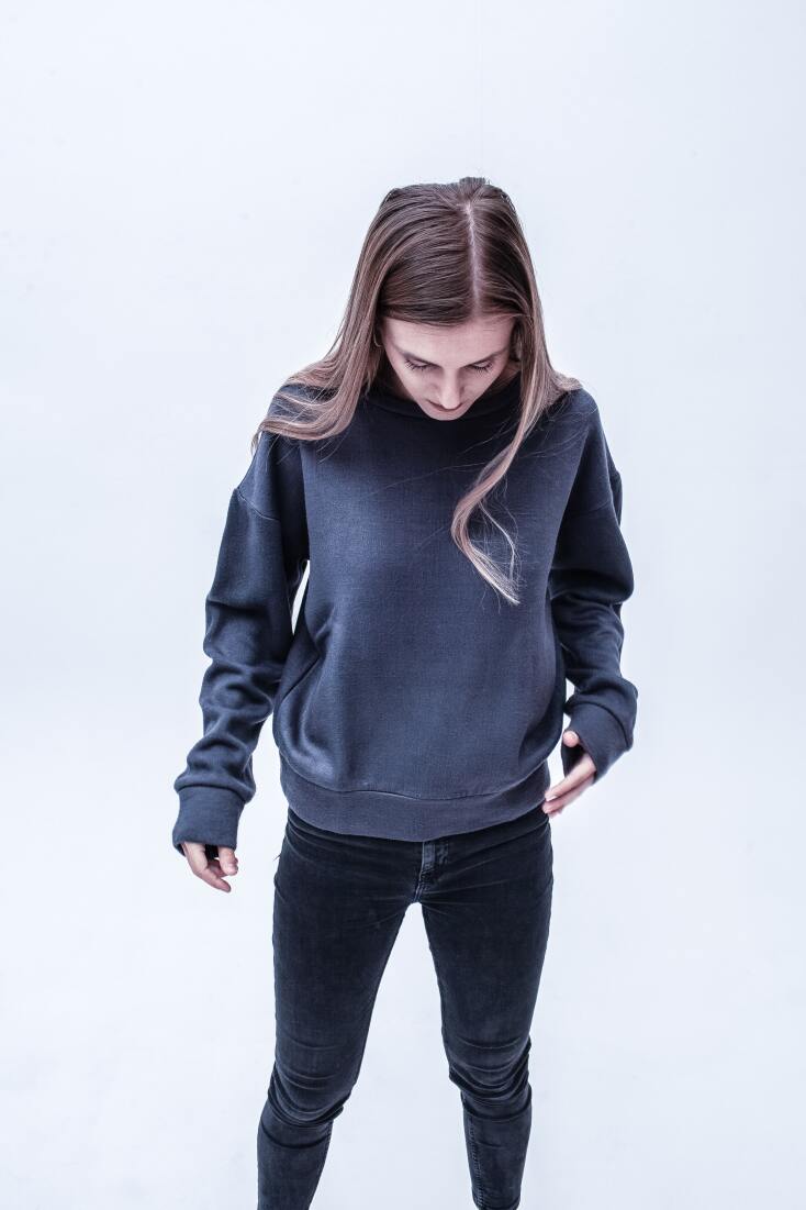 Γυναίκα στα χιόνια. Εκδρομή στο χιονοδρομικό