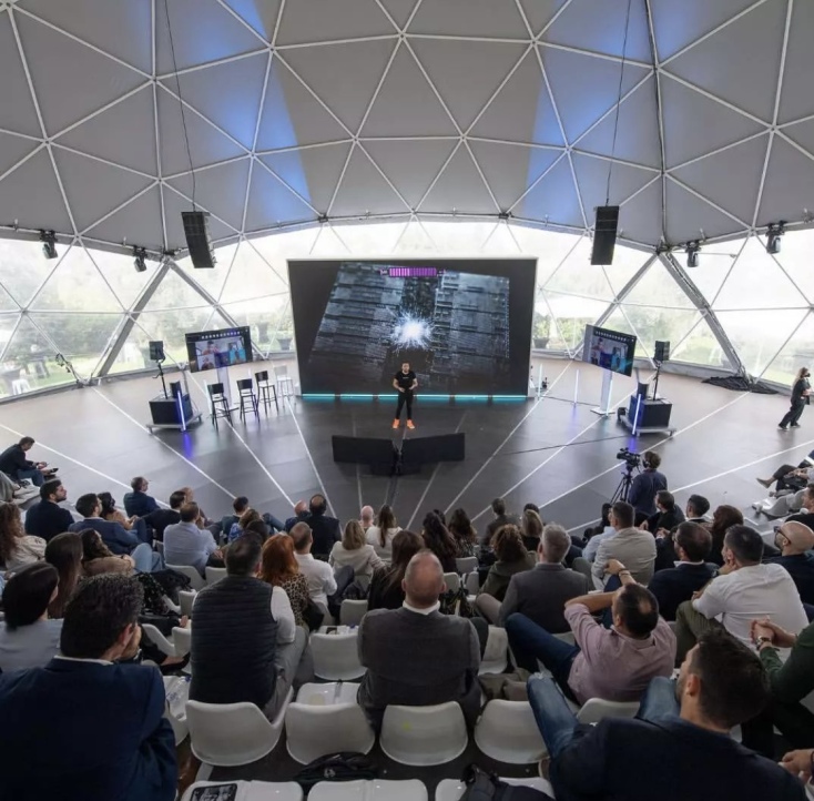 Ο Δημήτρης Δημητριάδης είναι Digital Futurist και εξηγεί πώς θα είναι το μέλλον μας μέσα από τη σύγκλιση των αναδυόμενων τεχνολογιών