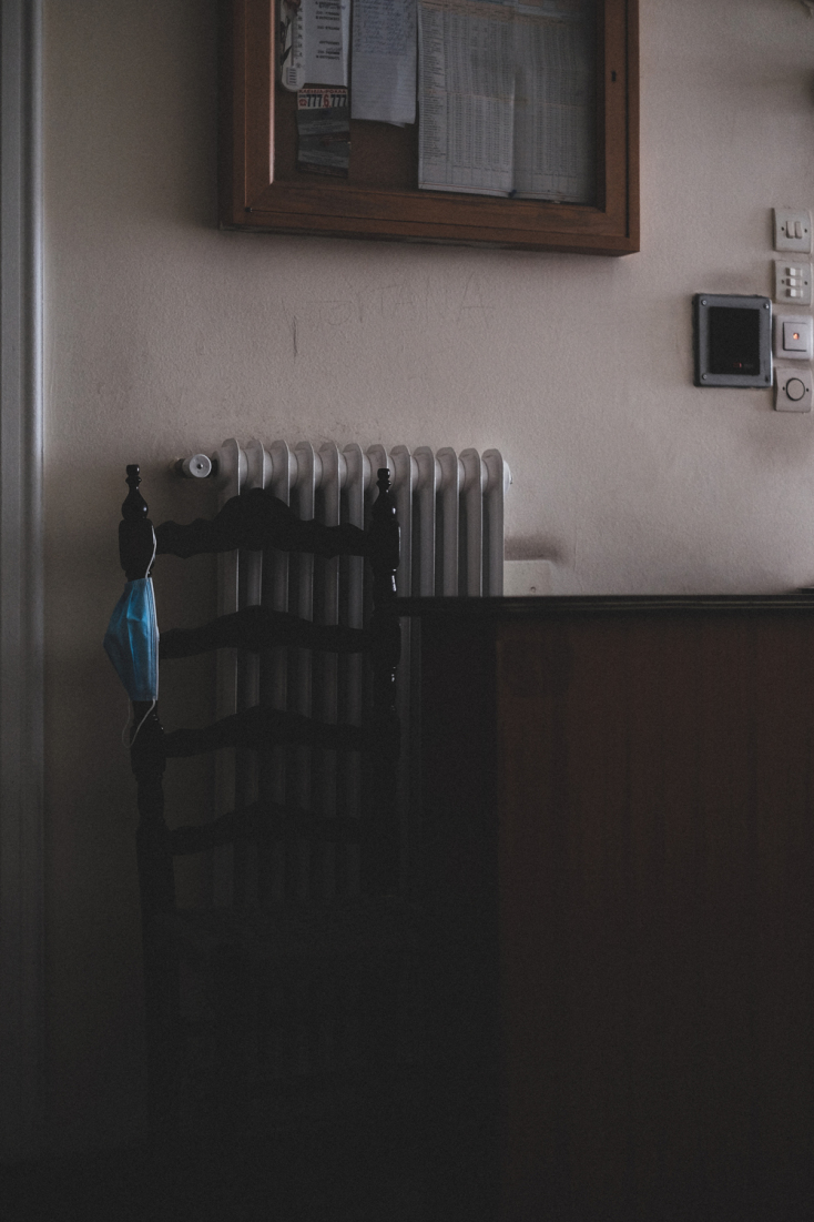 Μάσκα προστασίας κρεμασμένη σε καλοριφέρ 