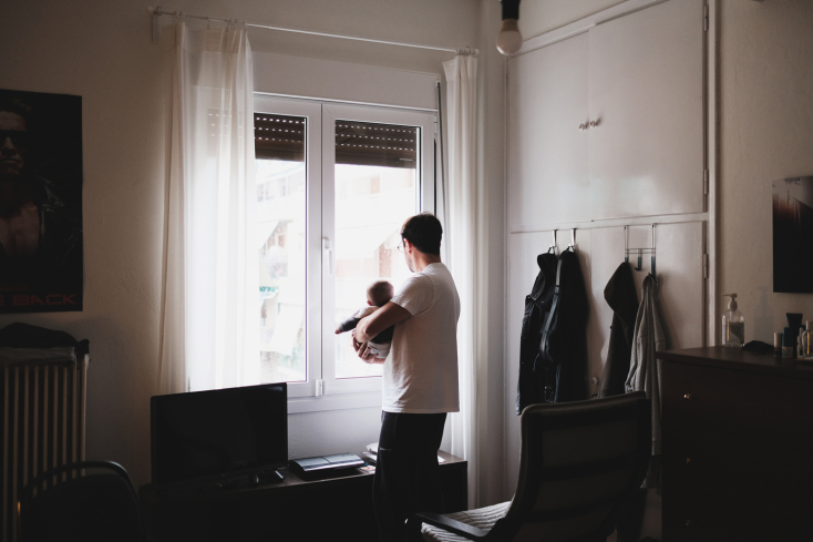 Νεογένηττο μωρό στην αγκαλιά του πατέρα του