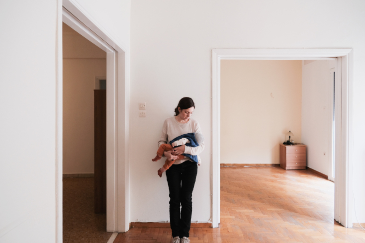 Γυναίκα που κρατά στην αγκαλιά της το νεογέννητο μωρό της