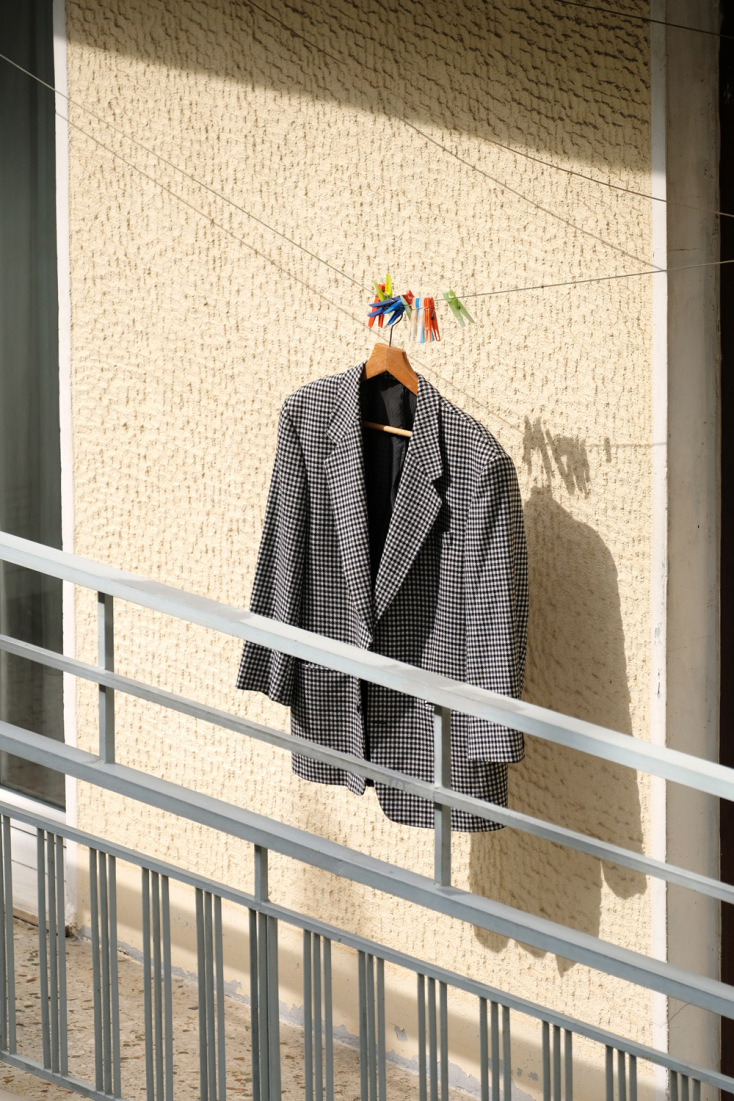 Κρεμασμένο σακάκι σε μπαλκόνι διαμερίσματος στην Αθήνα