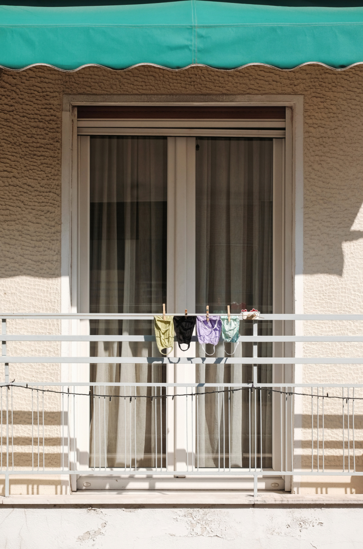 Απλωμένα εσώρουχα σε μπαλκόνι διαμερίσματος στην Αθήνα